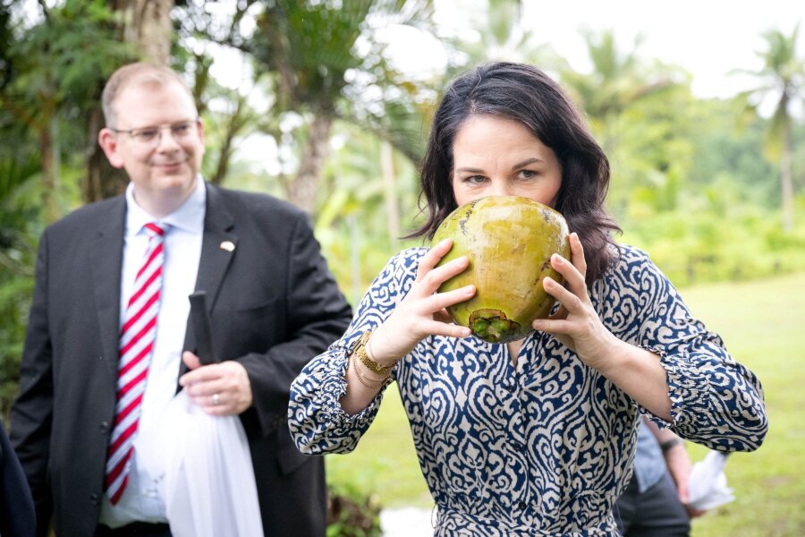 Bilder des Tages vom 06.05.2024 - Die deutsche Außenministerin Annalena Baerbock trinkt aus einer Kokosnuss beim Besuch eines Dorfes im Klima-Krisengebiet Fidschi.