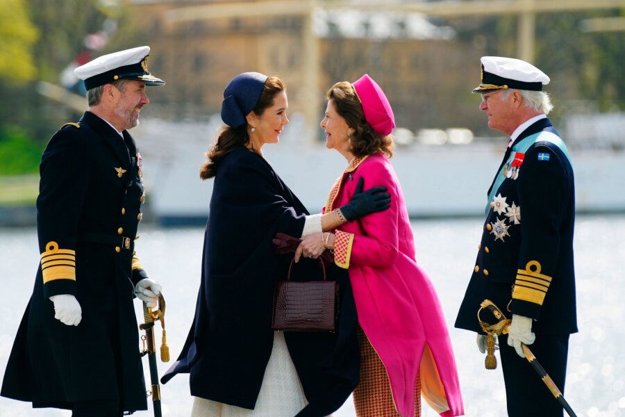 Bilder des Tages vom 06.05.2024 - Dänemarks König Frederik X. (l) und Königin Mary (M,l) werden von Schwedens Königin Silvia (M,r) und König Carl XVI. Gustaf bei ihrer Ankunft in Stockholm begrüßt.