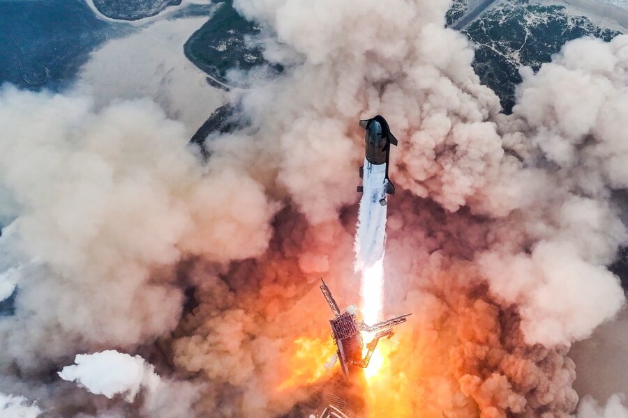 Bilder des Tages vom 06.06.2024 - Aufbruch ins All: Die unbemannte SpaceX-Rakete "Starship" startet zu einem Testflug. Das größte jemals gebaute Raketensystem der Raumfahrtgeschichte macht sich zum vierten Testflug auf - nach drei bereits missglückten Anläufen.
