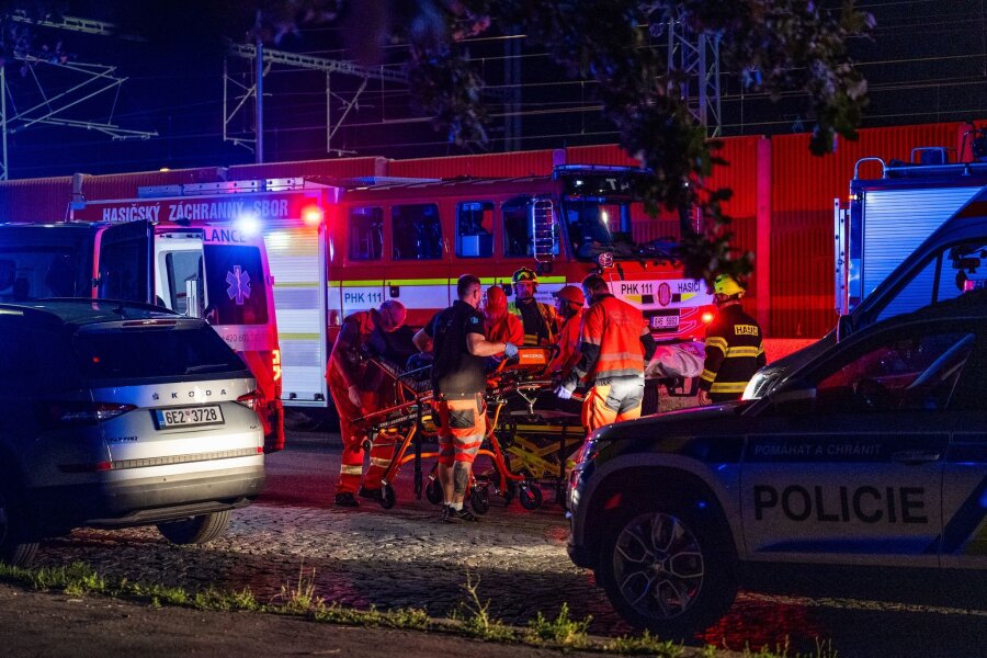Bilder des Tages vom 06.06.2024 - Im tschechischen Pardubice ist ein voll besetzter Personenzug mit einem Güterzug zusammengestoßen. Bei dem tragischen Unfall in der Nacht gab es mehrere Tote und Verletzte.
