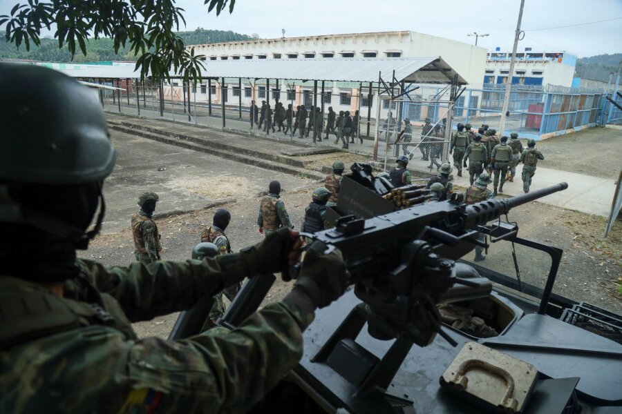 Bilder des Tages vom 06.06.2024 - Soldaten betreten das Gefängnis El Rodeo in Portoviejo, Ecuador, um eine Durchsuchung inmitten einer Mordserie durchzuführen. Dutzende von Soldaten übernahmen am Mittwoch die Kontrolle über das Gefängnis in der Provinz Manabí, wo es zu einer Spirale der Gewalt gekommen war.