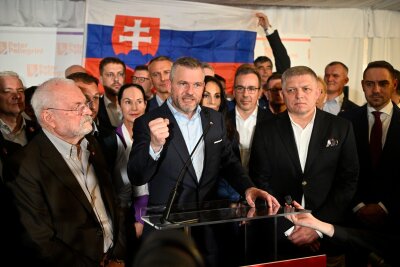 Bilder des Tages vom 07.04.2024 - Präsidentschaftskandidat Peter Pellegrini, Mitte, feiert nach der Stichwahl in der Slowakei. Laut Auszählungen gewinnt er noch in der Nacht die Kandidatur.