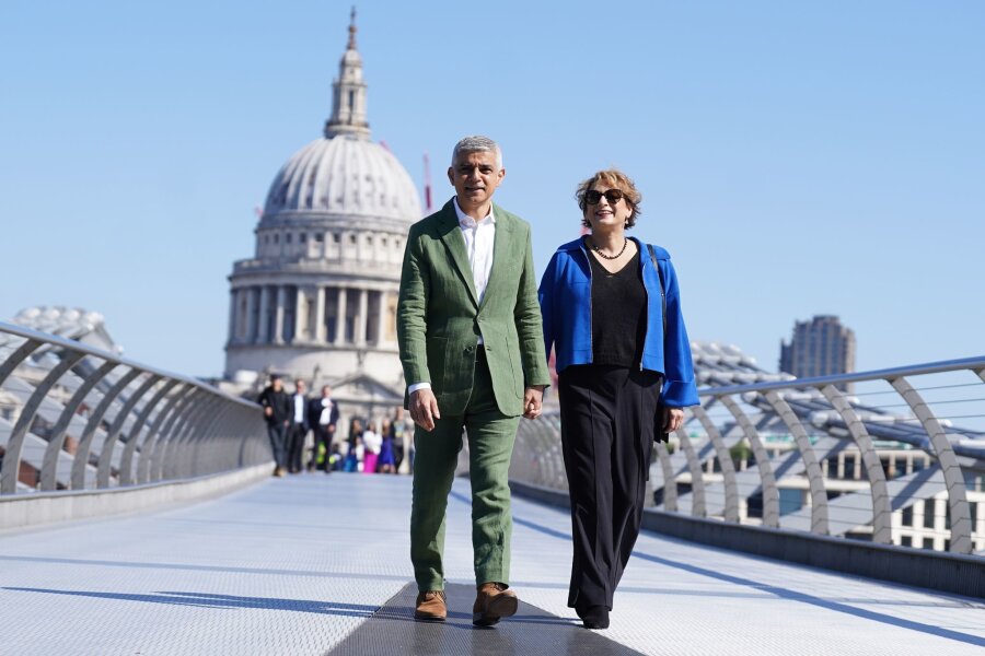 Bilder des Tages vom 07.05.2024 - Grünes Licht für Sadiq Khan - und deshalb vielleicht auch der grüne Anzug? Er wird jedenfalls erneut als Bürgermeister der Stadt London verabschiedet. Seine Frau Saadiya Khan begleitet ihn Richtung Tate Modern.