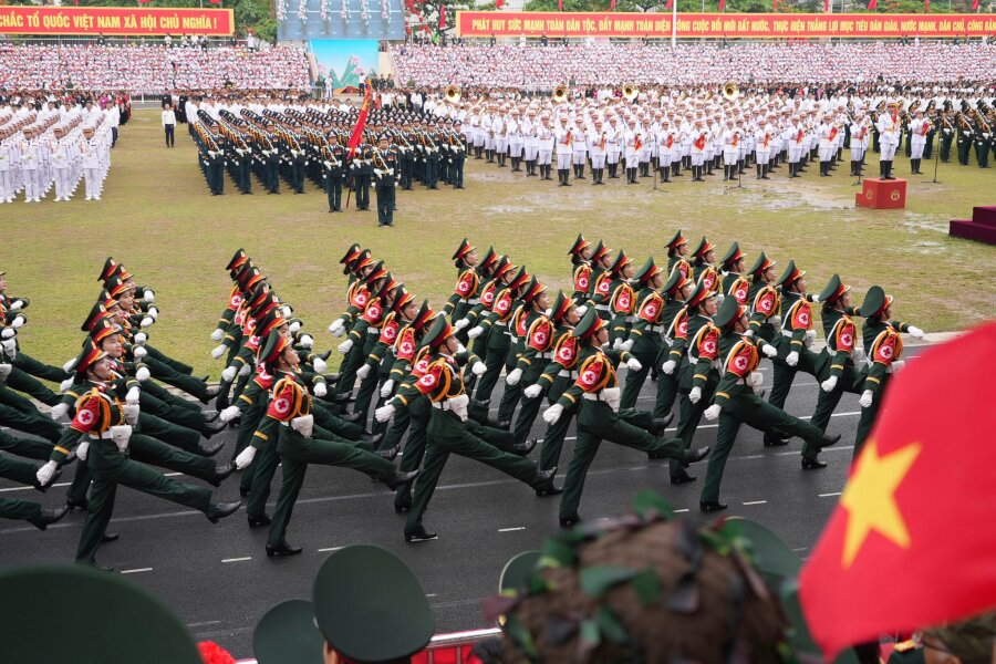 Bilder des Tages vom 07.05.2024 - Zahlreiche Soldaten marschieren über ein Gelände in Dien Bien Phu. Mit der Parade feiert Vietnam den 70. Jahrestag des Sieges über die französische Armee und damit das Ende der Kolonialherrschaft.