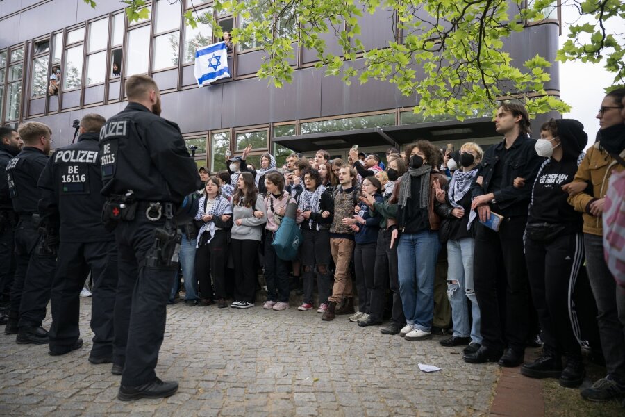 Bilder des Tages vom 07.05.2024 - Polizei und Protestierende der propalästinensischen Gruppe "Student Coalition Berlin" stehen sich bei einer Demonstation auf dem Theaterhof der Freien Universität Berlin gegenüber.