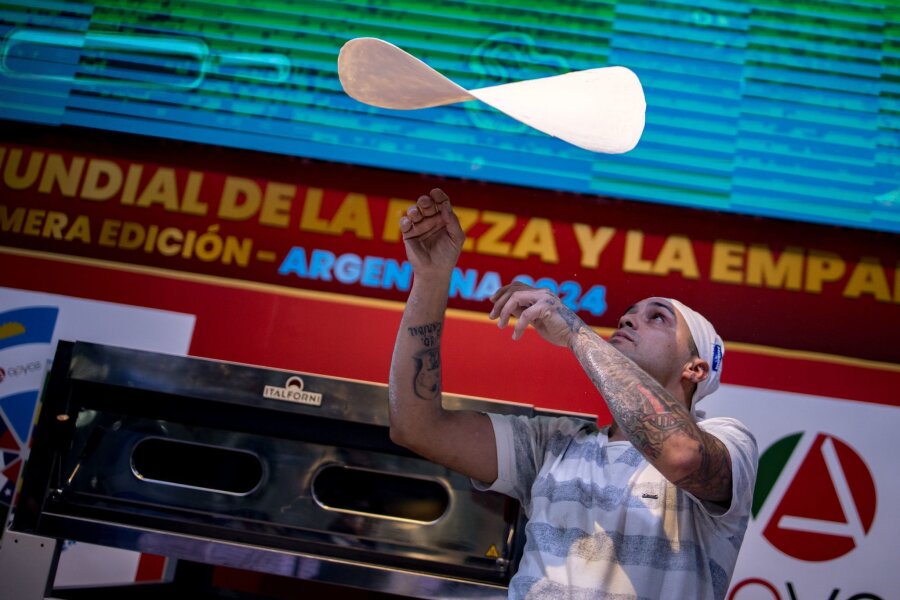 Bilder des Tages vom 07.06.2024 - Der "Campeonato Mundial de la Pizza y la Empanada", also die "Weltmeisterschaft der Pizza und der Empanada" findet im Rahmen der FITHEP, der Lateinamerikanischen Lebensmittelmesse in Argentinien statt.