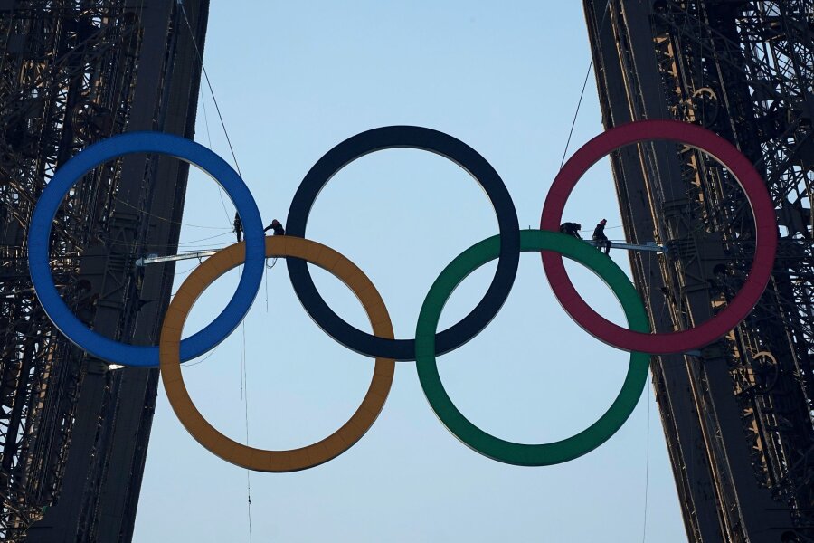 Bilder des Tages vom 07.06.2024 - Noch 50 Tage bis zum Beginn der Sommerspiele und die Vorbereitungen in Paris laufen. Die olympischen Ringe werden auf dem Eiffelturm angebracht. Sie bestehen vollständig aus recyceltem französischem Stahl.
