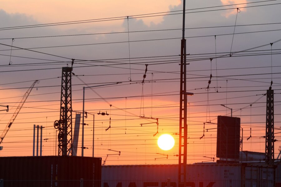 Bilder des Tages vom 07.06.2024 - Die Sonne geht im Hamburger Hafen auf - idyllisch, doch der Schein trügt: Die Gewerkschaft Verdi hat Beschäftigte des Hamburger Hafens zu einem Streik aufgerufen.