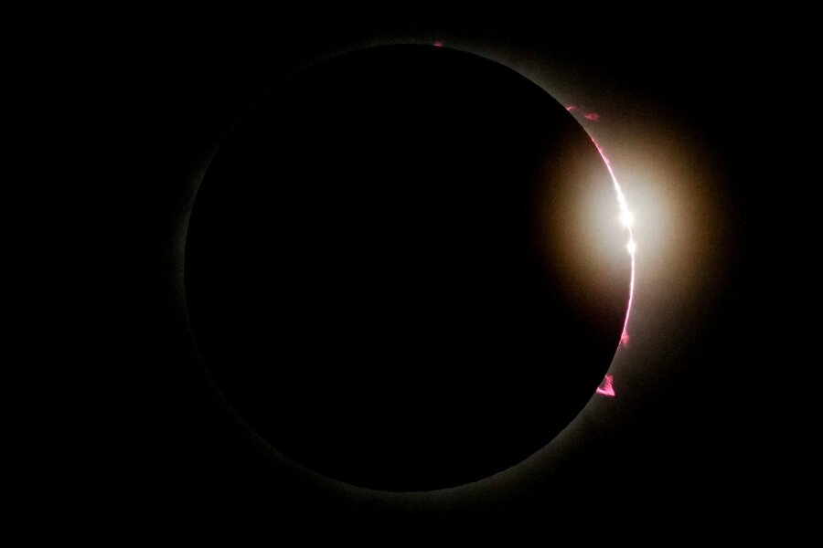 Bilder des Tages vom 08.04.2024 - In Mexiko, den USA und Kanada konnten die Menschen eine totale Sonnenfinsternis erleben. Ein solches Himmelsspektakel kommt vor, wenn der Mond zwischen der Sonne und der Erde durchzieht und dabei die Sonne komplett verdeckt.