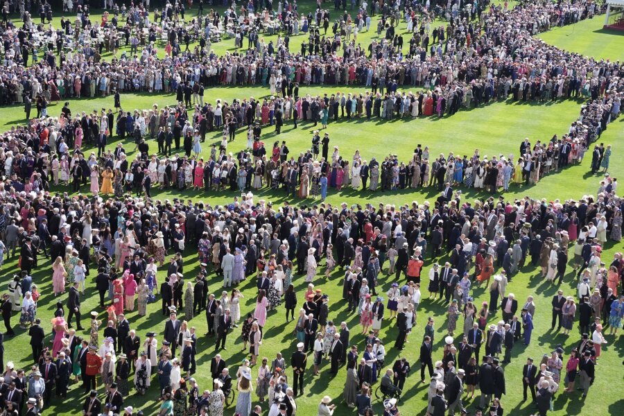 Bilder des Tages vom 08.05.2024 - Mit einer ganz eigenwilligen Choreographie: Zahlreiche Gäste nehmen an der traditionellen Gartenparty im Buckingham Palace teil. Und das Wetter spielt offenbar auch mit.