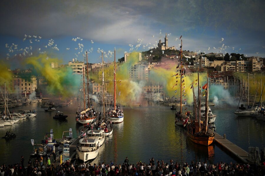 Bilder des Tages vom 08.05.2024 - Das dreimastige Segelschiff "Belem" erreicht mit der olympischen Flamme an Bord den Alten Hafen von Marseille und wird mit einem Feuerwerk begrüßt.