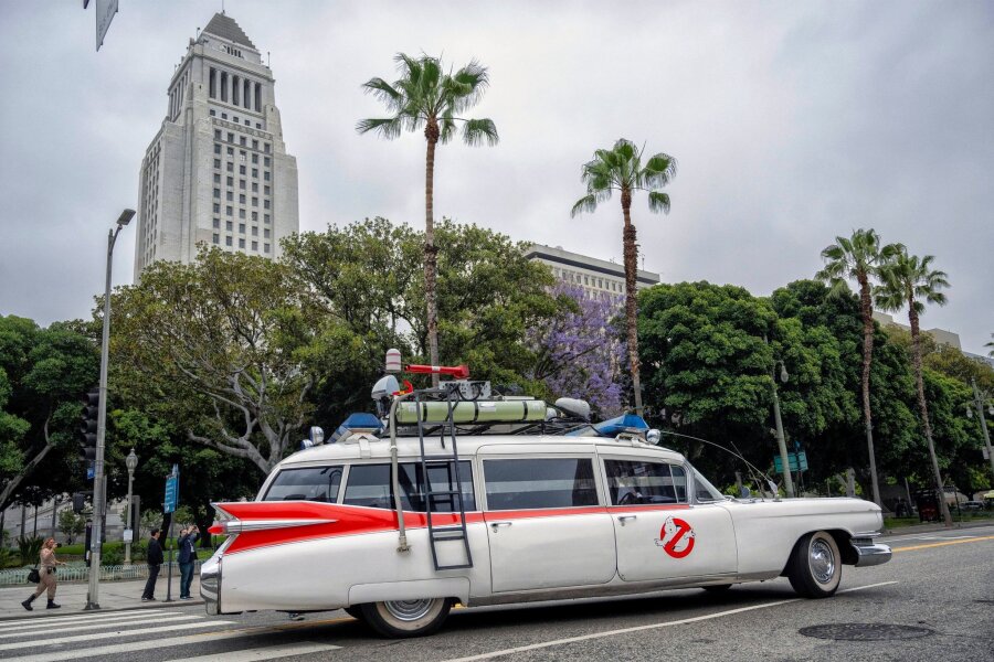Bilder des Tages vom 08.06.2024 - Der Ecto-1, ein Cadillac Miller-Meteor Sentinel aus dem Jahr 1959, der im Film Ghostbusters von 1984 verwendet wurde, ist vor dem Rathaus von Los Angeles zu sehen. Der Stadtrat von Los Angeles hat den 8. Juni während einer Zeremonie im Rathaus offiziell zum Ghostbusters-Tag in L.A. erklärt.