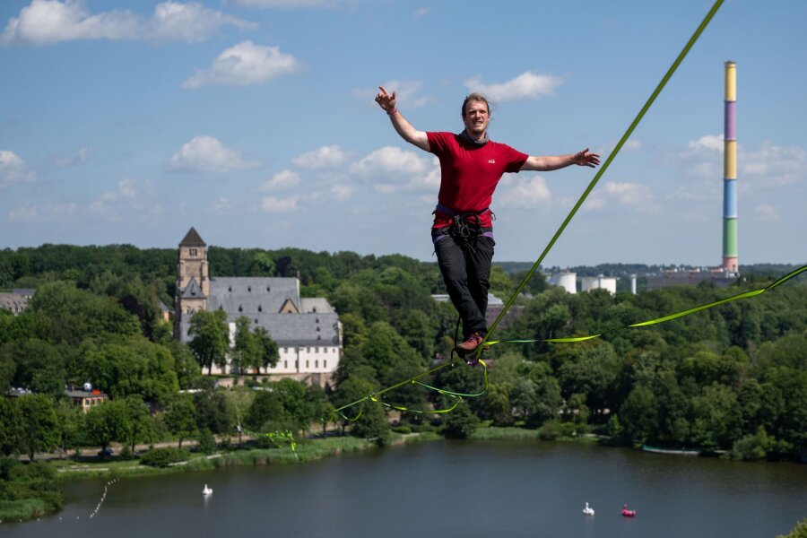 Bilder des Tages vom 08.06.2024 - In bis zu 50 Metern Höhe balanciert Jens Decke auf einer Highline über dem Schlossteich in Chemnitz.