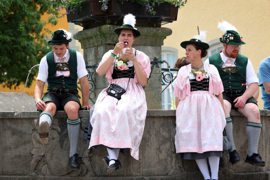 Bilder des Tages vom 08.06.2024 - Das Deutsche Trachtenfest zieht Tausende Teilnehmer ins baden-württembergische Wangen. So wie diese Besucher in der traditionellen Kleidung des oberen Lechtals.