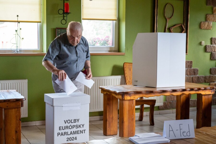 Bilder des Tages vom 08.06.2024 - In der Slowakei können Wahlberechtigte ihre Stimme für die Europawahl abgeben, so wie dieser Mann in Prešov. Die Wahllokale in Deutschland öffnen am Sonntag.