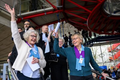 Bilder des Tages vom 09.04.2024 - Die Schweizer Klimaseniorinnen freuen sich über das Urteil des Europäischen Gerichtshofs für Menschenrechte in Straßburg. Der mangelnde Klimaschutz der Schweiz habe ihre Menschenrechte verletzt - der EGMR entschied zugunsten der Seniorinnen. Das Urteil könnte ein Präzedenzfall für weitere Klimaklagen sein.