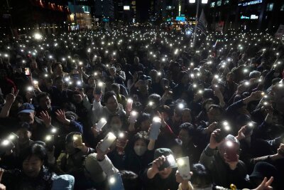 Bilder des Tages vom 09.04.2024 - Anhänger der regierenden People Power Party lassen während des Wahlkampfs ihrer Partei die Lichter ihrer Smartphones in Seoul aufleuchten.