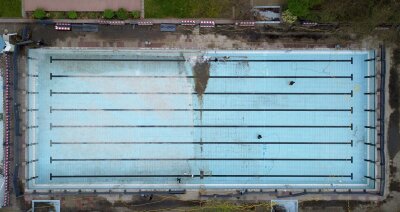 Bilder des Tages vom 09.04.2024 - Mitarbeiterinnen einer Reinigungsfirma machen das große Becken im Kaifu-Bad in Hamburg für die neue Saison sauber.