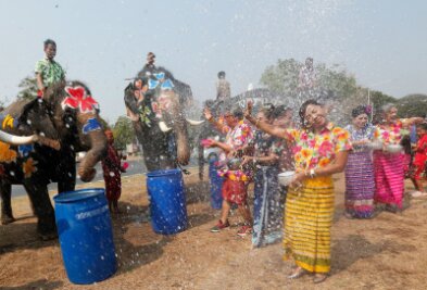 Bilder des Tages vom 09.04.2024 - Elefanten bespritzen Menschen während der Feierlichkeiten zum Songkran-Wasserfest im thailändischen Ayutthaya. Das buddhistische Neujahrsfest wird vom 13. bis 15. April gefeiert - und von ausgelassenen Wasserschlachten begleitet.