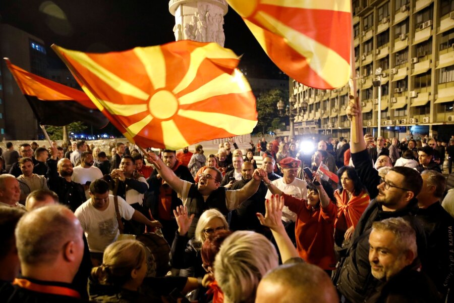 Bilder des Tages vom 09.05.2024 - Die rechte Opposition hat die Parlaments- und Präsidentschaftswahlen in Nordmazedonien klar gewonnen. In den Straßen der Hauptstadt Skopje feierten die Anhänger mit Autokorsos, Hupkonzerten und Feuerwerken bis tief in die Nacht.