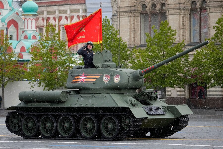 Bilder des Tages vom 09.05.2024 - Ein legendärer sowjetischer T-34-Panzer ist während der Militärparade in Moskau zu sehen. Bei der traditionellen Parade zum Tag des Sieges sollen 9000 Soldaten aufmarschieren, darunter auch solche, die in den vergangenen Monaten in der Ukraine gekämpft haben.