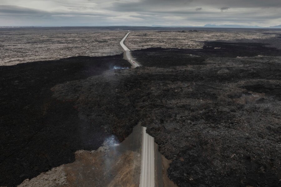 Bilder des Tages vom 09.06.2024 - Lava strömt nach einem Vulkanausbruch in der Nähe von Grindavik in Island über eine Straße.
