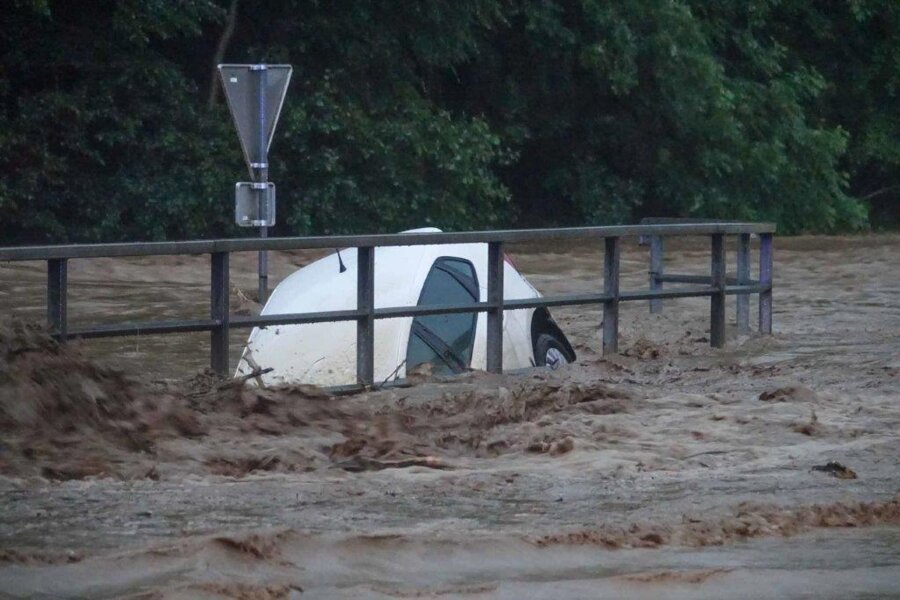 Bilder des Tages vom 09.06.2024 - Überschwemmte Straßen, mitgerissende Autos: Sinnflutartige Regenfälle haben in der Nacht erneut für zahlreiche Überschwemmungen in Österreich geführt.