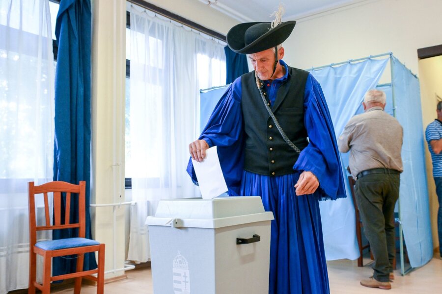 Bilder des Tages vom 09.06.2024 - Ein traditionell gekleideter Pferdehirte gibt seine Stimme in einem ungarischem Wahllokal in der Gemeinde Hortobagy ab.