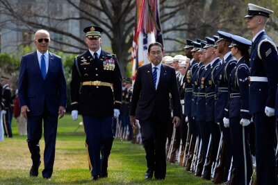 Bilder des Tages vom 10.04.2024 - Zu Besuch in Washington: Japans Premierminister Fumio Kishida (r) wird von US-Präsident Joe Biden (l) und David Rowland (M), Kommandeur des 3. US-Infanterieregiments, The Old Guard, während einer Willkommenszeremonie am Weißen Haus empfangen.