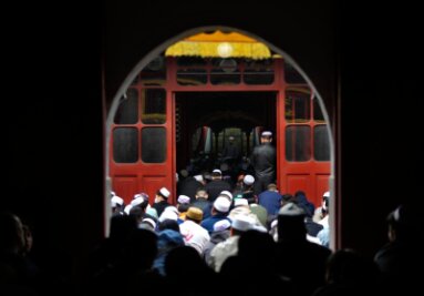 Bilder des Tages vom 10.04.2024 - Muslimische Männer nehmen an den Eid al-Fitr-Gebeten zum Ende des heiligen Fastenmonats Ramadan in der Niujie-Moschee in Peking teil.