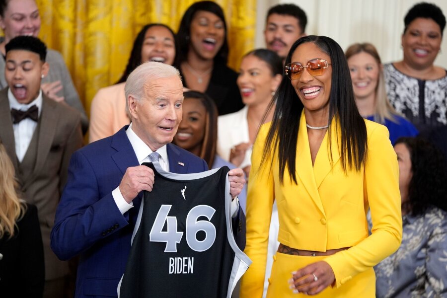 Bilder des Tages vom 10.05.2024 - US-Präsident Joe Biden hat das Team der Las Vegas Aces um A'ja Wilson (r) im Weißen Haus empfangen. Die Basketballerinnen sind die amtierenden Meister in der WNBA. Es sei wichtig, als Nation den Frauensport zu unterstützen, so Biden.