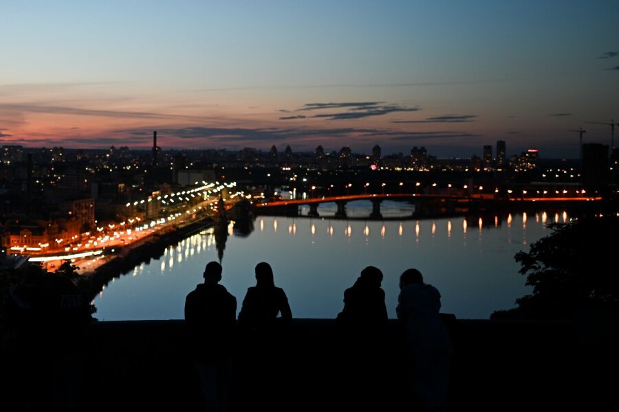 Bilder des Tages vom 10.05.2024 - Der Abendhimmel über der ukrainischen Hauptstadt Kiew sieht friedlich aus. Doch das täuscht - die Ukraine verteidigt sich nun schon seit 807 Tagen gegen den russischen Angriffskrieg.