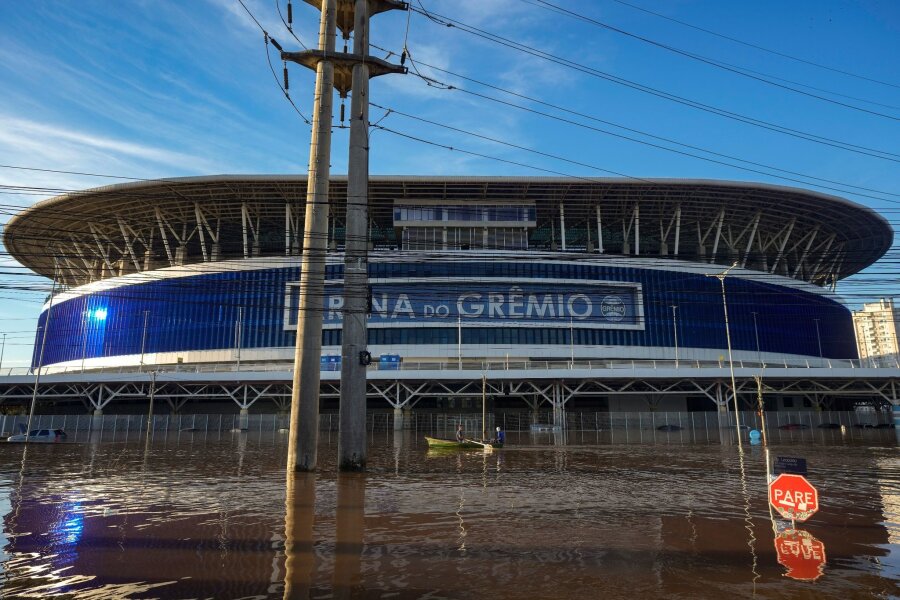 Bilder des Tages vom 10.05.2024 - Der brasilianische Bundesstaat Rio Grande do Sul versinkt in Wassermassen: Anwohner rudern an der Gremio-Arena vorbei, die von den den schweren Regenfällen überflutet ist.