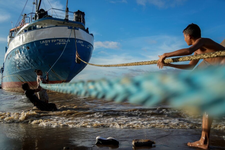 Bilder des Tages vom 10.06.2024 - Tauziehen mit einem extra-kräftigen Gegener: Diese Kinder spielen mit den Seilen eines Schiffes, das an einem Strand in Guyana angedockt ist.