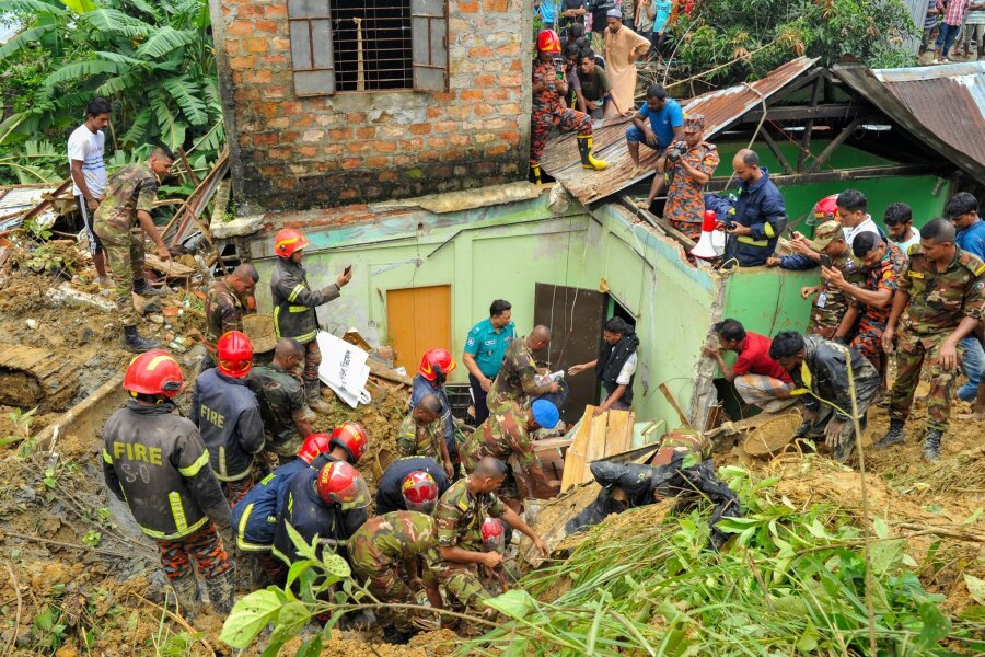Bilder des Tages vom 10.06.2024 - Jetzt gilt Zusammenhalt: Mehrere Menschen in Bangladesch wurden von einem Erdrutsch verschüttet. Die Armee, die Feuerwehr und die Polizei führen derzeit Rettungsaktionen durch.