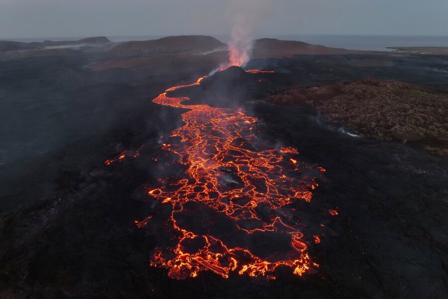 Bilder des Tages vom 10.06.2024 - Ein Vulkan ist in der Nähe der Küstenstadt Grindavik im Südwesten Islands ausgebrochen, die Lava verteilt sich hier über der Eruptionsstelle.