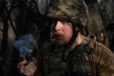 Bilder des Tages vom 11.04.2024 - Kurz entspannen: Ein ukrainischer Soldat der Asow-Brigade genießt eine Pfeife an der Frontlinie in Richtung Kreminna, Region Donezk.