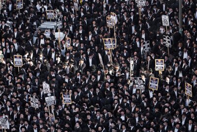 Bilder des Tages vom 11.04.2024 - Ultraorthodoxe jüdische Männer protestieren in Jerusalem gegen die Rekrutierung für die Armee. Hintergrund: Der Oberste Gerichtshof hat die Regierung angewiesen, einen neuen Vorschlag zu unterbreiten, um mehr religiöse Männer zur Einberufung zu zwingen.