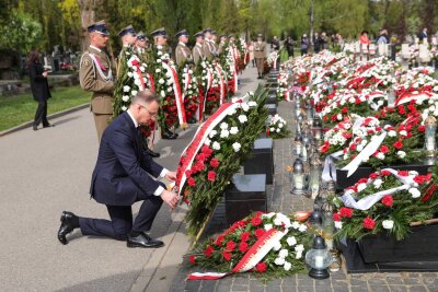 Bilder des Tages vom 11.04.2024 - Der polnische Präsident Andrzej Duda legt in Warschau einen Kranz nieder. Anlass ist der 14. Jahrestag des Absturzes der Präsidentenflugzeugs, bei dem der damalige polnische Präsident Kaczynski, seine Frau sowie 94 weitere Menschen ums Leben kamen.