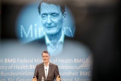 Bilder des Tages vom 11.04.2024 - Bundesgesundheitsminister Karl Lauterbach (SPD) am Rande der Spitzengespräche zur geplanten Krankenhausreform.