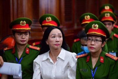 Bilder des Tages vom 11.04.2024 - Umringt von Sicherheitskräften sitzt die  angeklagte vietnamesische Geschäftsfrau Truong My Lan (M) in einem Gerichtssaal in Ho-Chi-Minh-Stadt. Der Immobilienmagnatin droht die Todesstrafe, wenn sie im bisher größten Finanzbetrugsfall des Landes verurteilt wird.