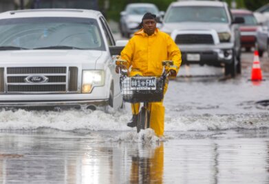 Bilder des Tages vom 11.04.2024 - In New Orleans im US-Bundesstaat Louisiana sind die Straßen nach heftigen Regenfällen überflutet. Auch Stürme wüten im Südosten des Landes. Dieser Radfahrer lässt sich davon nicht aufhalten.