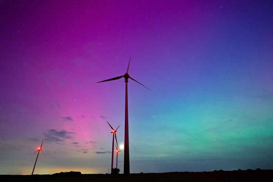 Bilder des Tages vom 11.05.2024 - Der Nachthimmel über Deutschland leuchtete vielerorts grün und lila - so auch hier im Landkreis Oder-Spree in Ostbrandenburg. Wenn Sonnenstürme auf das Magnetfeld der Erde treffen, werden sie als Polarlichter sichtbar.