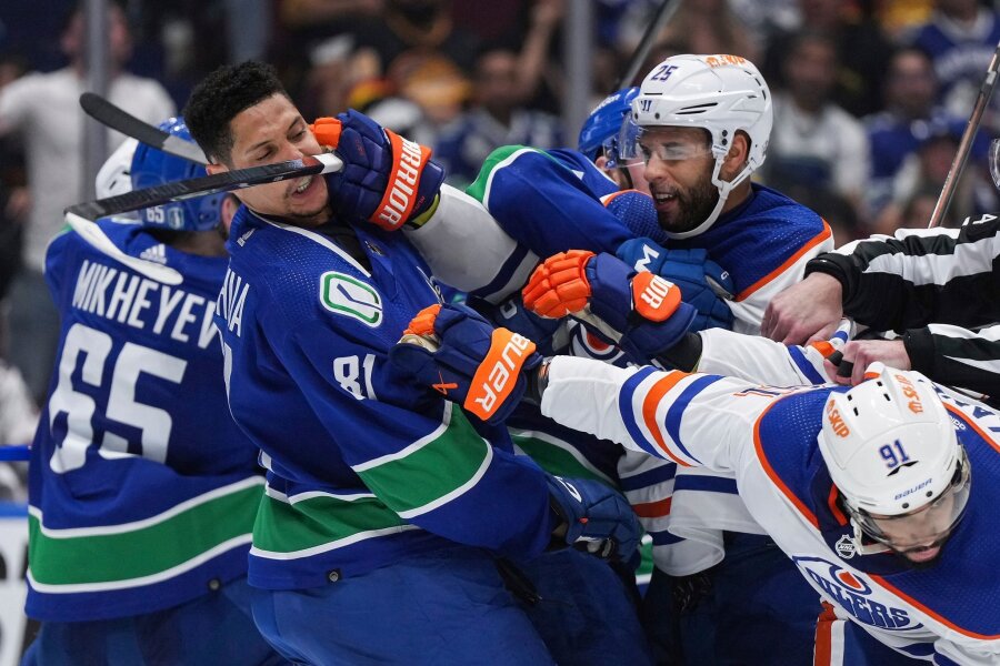 Bilder des Tages vom 11.05.2024 - Handgemenge auf dem Eis: Spieler der gastgebenden Vancouver Canucks und der Edmonton Oilers geraten nach dem Schlusspfiff ihrer Playoff-Begegnung in der amerikanischen Eishockeyliga NHL aneinander.