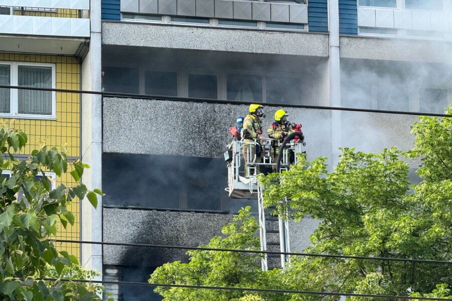 Bilder des Tages vom 11.05.2024 - Feuerwehrkräfte stehen bei einem Einsatz in Berlin-Friedrichshain auf einer Drehleiter. Bei einem Wohnungsbrand in einem zehngeschossigen Hochhaus wurden mehrere Menschen verletzt.