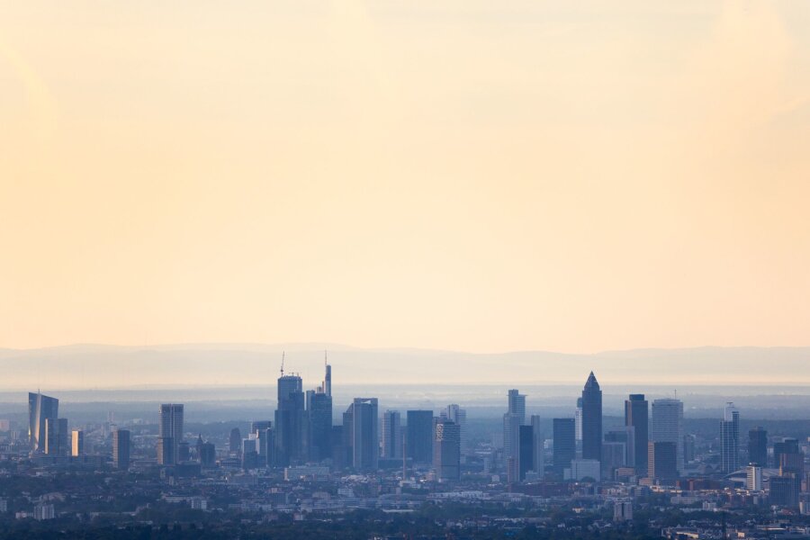 Bilder des Tages vom 11.05.2024 - Langsam erwacht die Stadt mit dem Aufgang der Sonne: Die Skyline von Frankfurt am Main präsentiert sich am frühen Morgen.