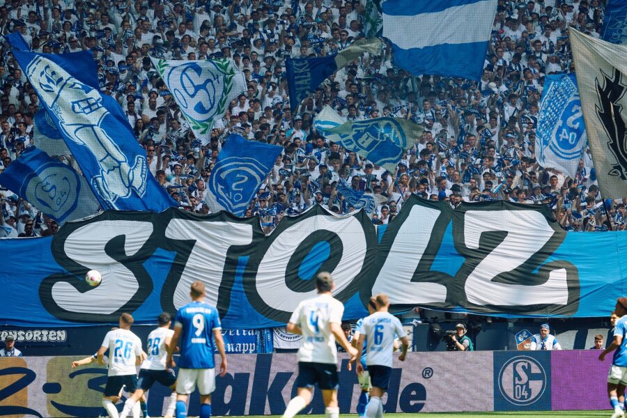 Bilder des Tages vom 11.05.2024 - Schalkes Fans feuern ihre Mannschaft im Spiel in der 2. Bundeslisa gegen Hansa Rostock in Gelsenkirchen an: Auf einem Banner steht groß "Stolz".
