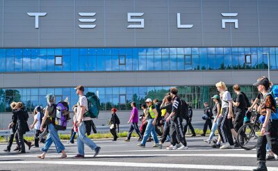 Bilder des Tages vom 11.05.2024 - Teilnehmer einer Protestveranstaltung gehen zum Werk von Tesla in Grünheide in Brandenburg.