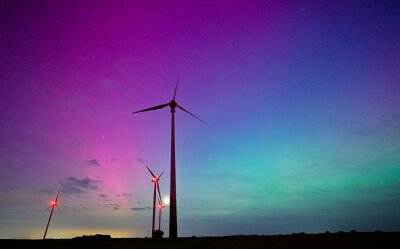 Bilder des Tages vom 11.05.2024 - Der Nachthimmel über Deutschland leuchtete vielerorts grün und lila - so auch hier im Landkreis Oder-Spree in Ostbrandenburg. Wenn Sonnenstürme auf das Magnetfeld der Erde treffen, werden sie als Polarlichter sichtbar.