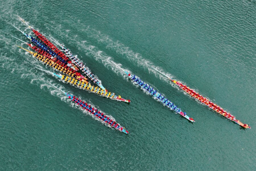 Bilder des Tages vom 11.06.2024 - In einem Fischereihafen im chinesischen Lianjiang findet das traditionelle Drachenbootrennen statt. Der Wettbewerb hat sich zu einer bekannten kulturellen Aktivität des Duanwu-Festivals entwickelt.